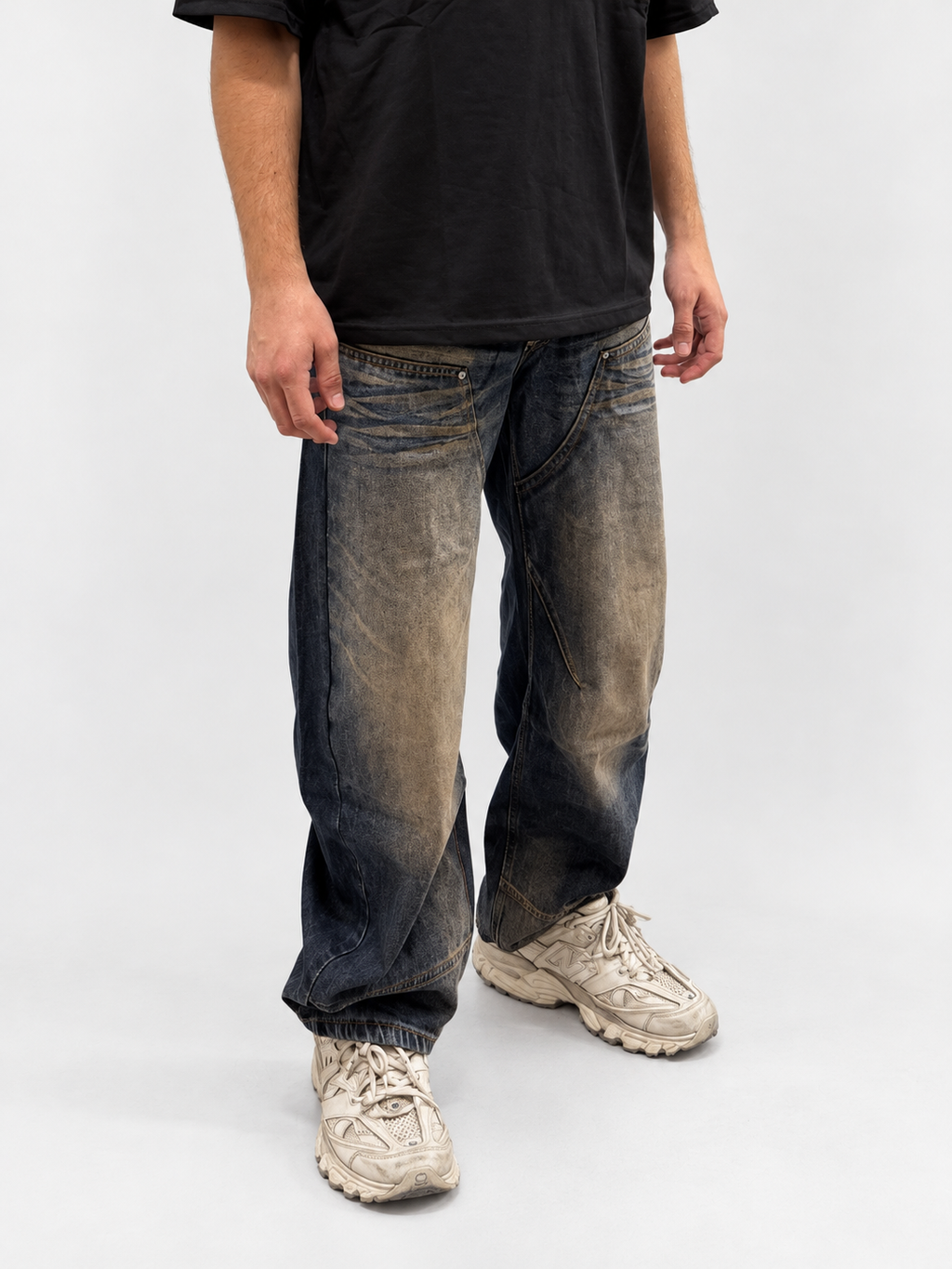 Jeans antracite effetto slavato indossati, elaborazione dalla foto reale del capo su fondo chiaro
