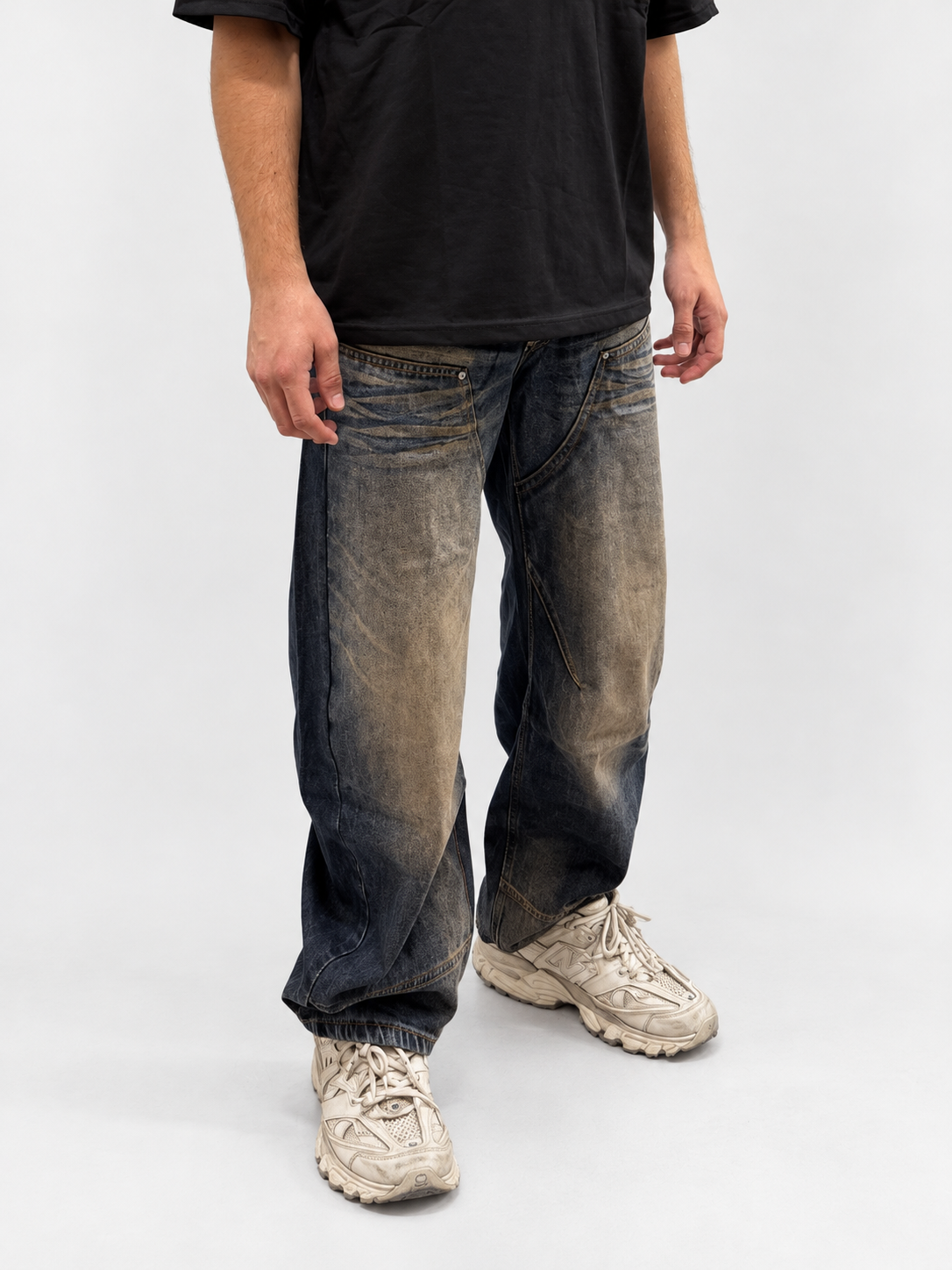 Jeans antracite effetto slavato indossati, elaborazione dalla foto reale del capo su fondo chiaro