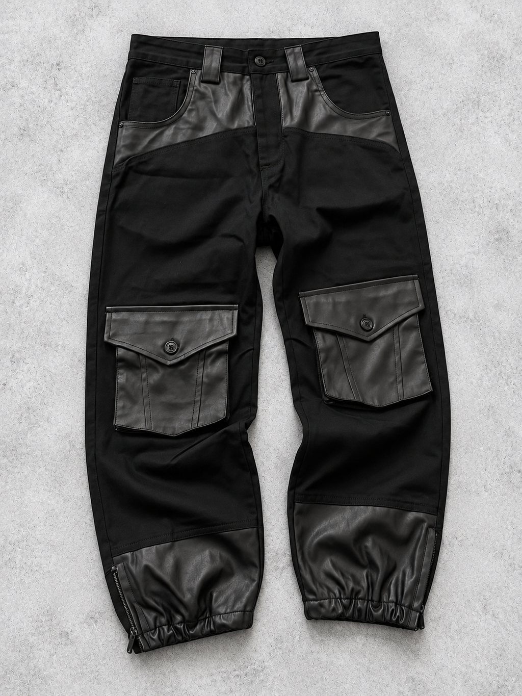 Pantalone cargo nero Cianotic con tasche e inserti scuri, vista in piano su fondo grigio