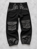 Pantalone cargo nero Cianotic con tasche e inserti scuri, vista in piano su fondo grigio