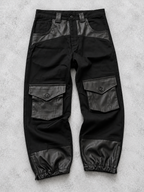 Pantalone cargo nero Cianotic con tasche e inserti scuri, vista in piano su fondo grigio