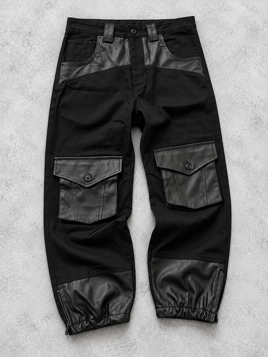 Pantalone cargo nero Cianotic con tasche e inserti scuri, vista in piano su fondo grigio