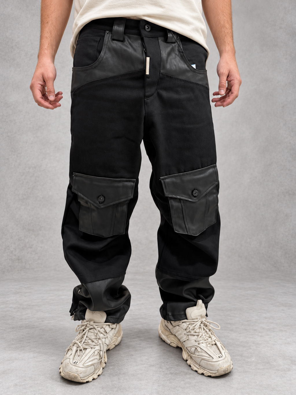 Pantalone cargo nero Cianotic, indossato con top panna, vista frontale