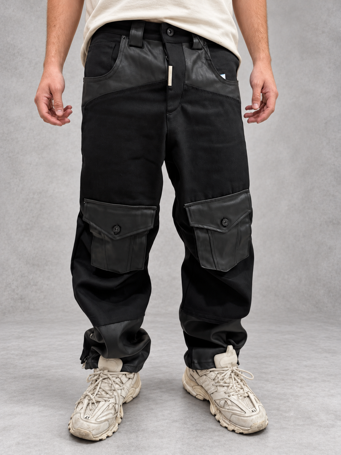 Pantalone cargo nero Cianotic, indossato con top panna, vista frontale