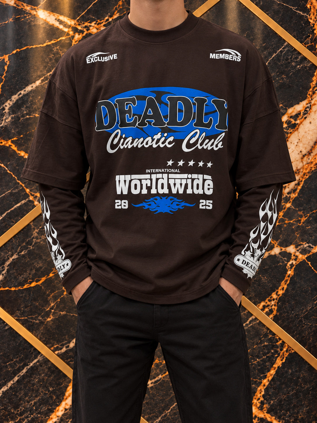 Maglia marrone Cianotic Deadly, indossato, inquadratura senza volto su marmo nero e oro — immagine rielaborata
