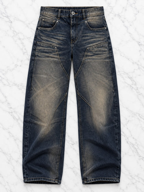 Jeans antracite effetto slavato, vista frontale del solo capo su marmo bianco — immagine rielaborata