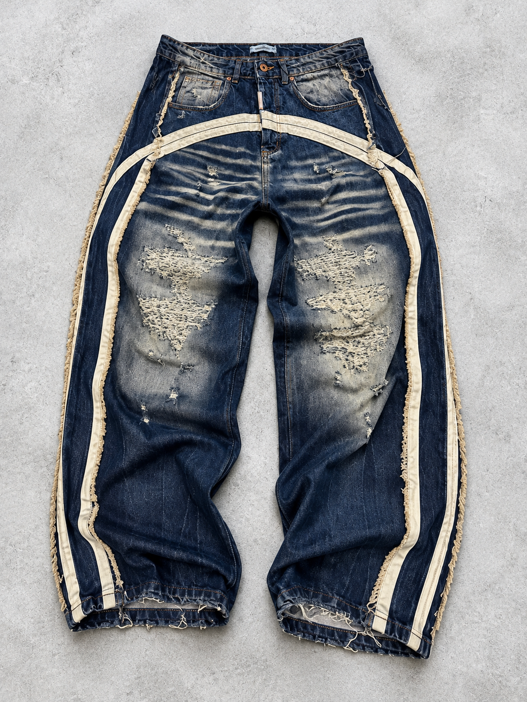 Jeans blu Cianotic con dettagli ecru a contrasto, vista frontale in piano su fondo grigio chiaro
