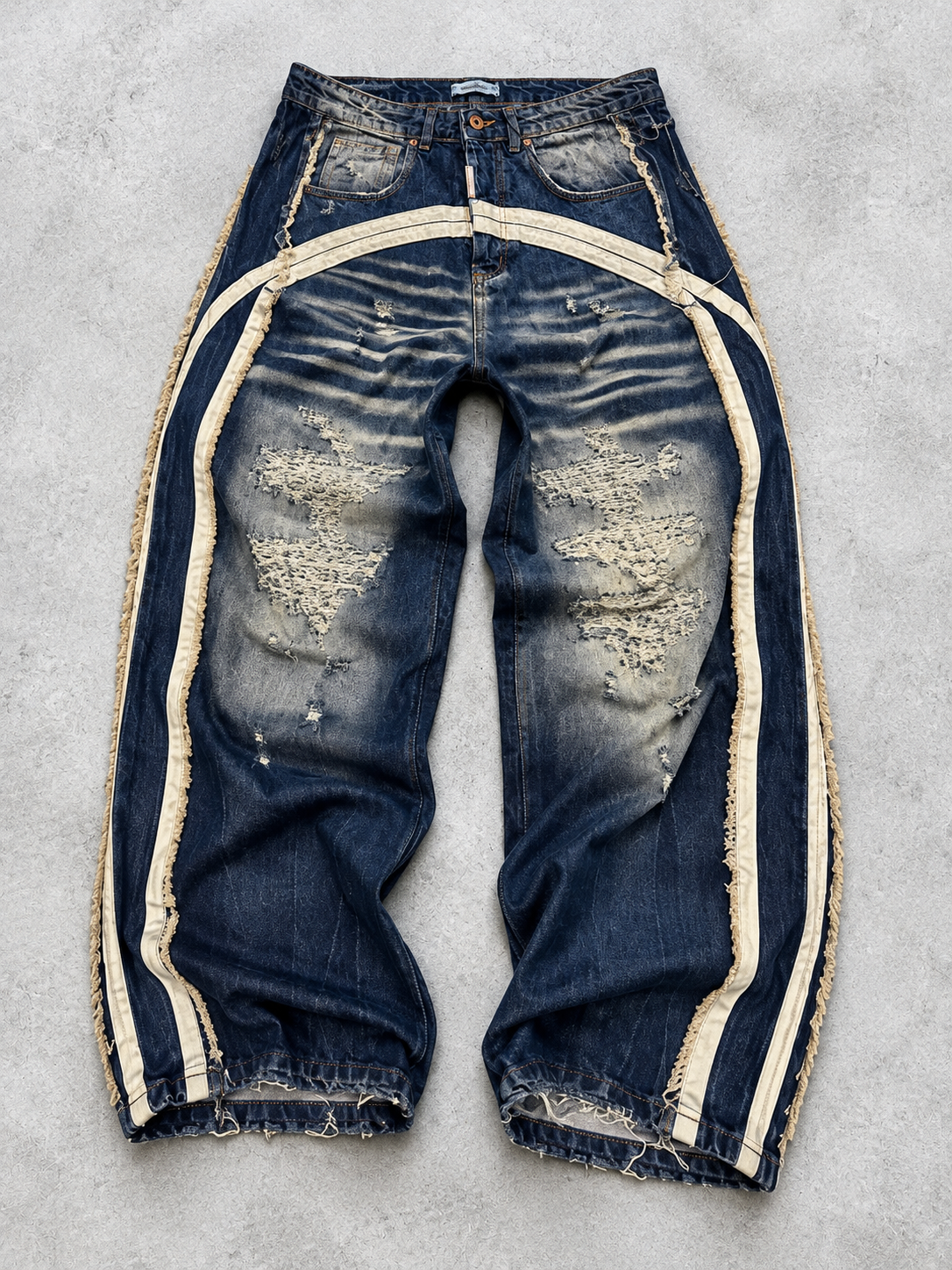 Jeans blu Cianotic con dettagli ecru a contrasto, vista frontale in piano su fondo grigio chiaro
