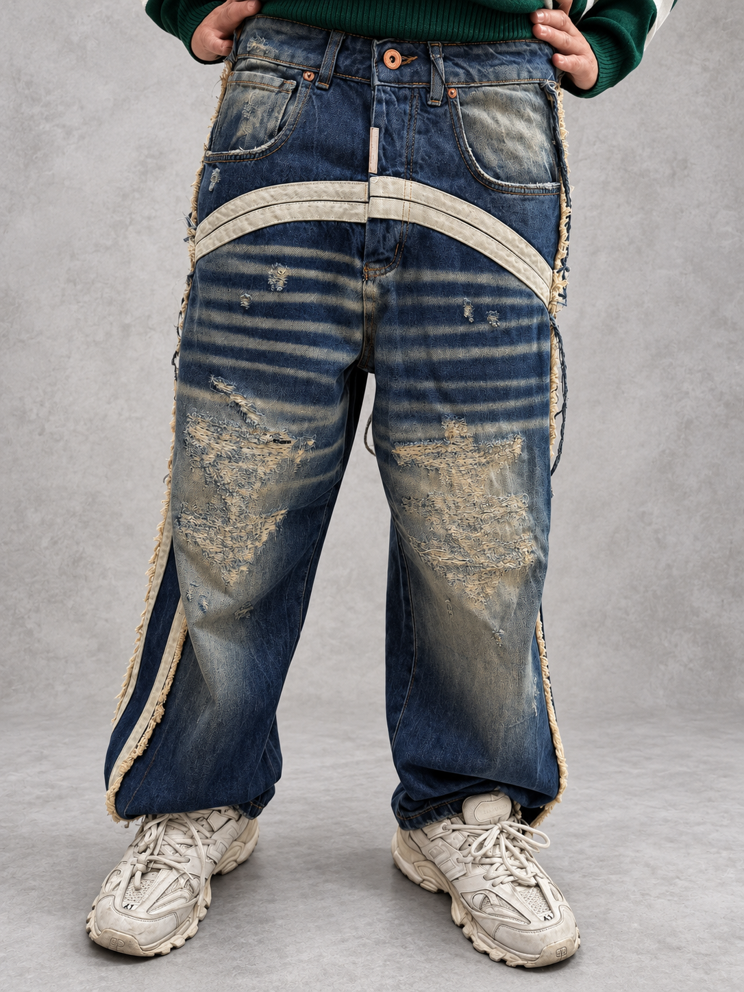 Jeans blu Cianotic con fasce ecru a contrasto, indossati, vista frontale dalla vita alle scarpe