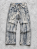 Jeans grigio chiaro effetto slavato, vista frontale in piano su fondo grigio chiaro