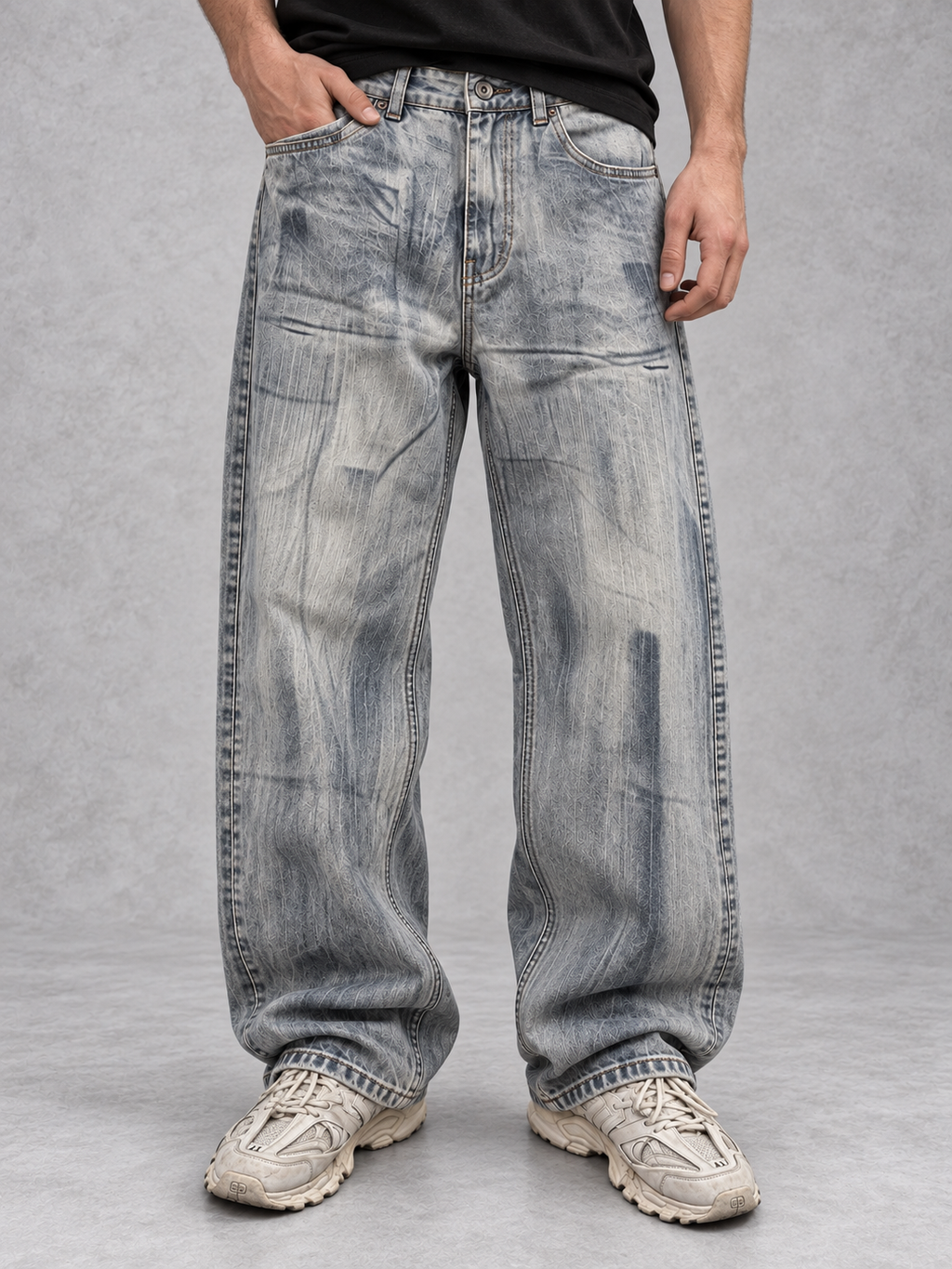 Jeans grigio chiaro effetto slavato, indossati con top nero, vista frontale