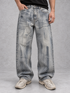 Jeans grigio chiaro effetto slavato, indossati con top nero, vista frontale