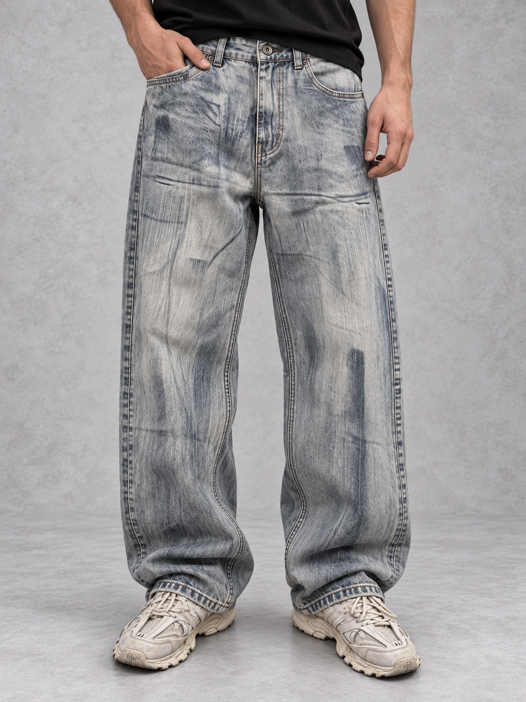 Jeans grigio chiaro effetto slavato, indossati con top nero, vista frontale