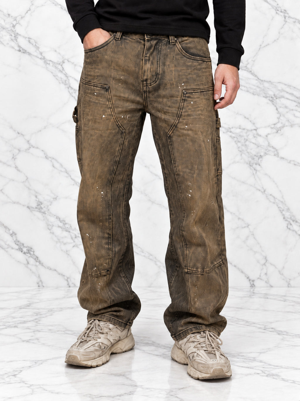 Jeans sabbiato, indossato, vista dalla vita alle scarpe su marmo bianco — immagine rielaborata