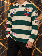 Polo verde a righe con patch, indossato, inquadratura senza volto su marmo nero e oro — immagine rielaborata