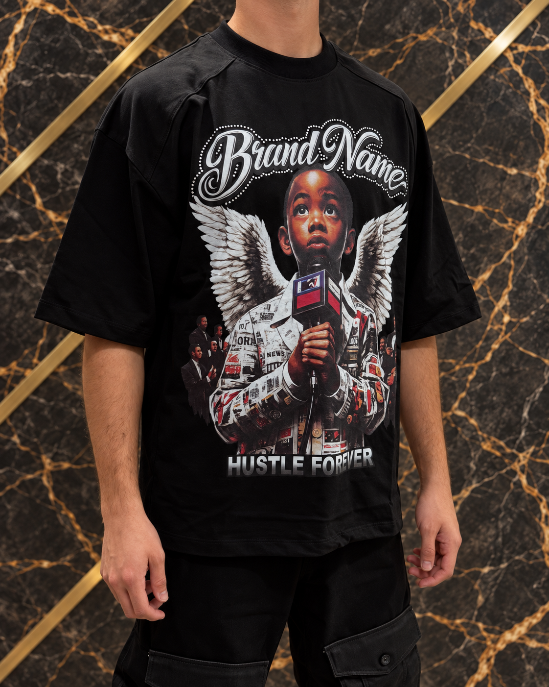 T-shirt nera con stampa angelo indossata di trequarti, inquadratura senza volto su sfondo nero e oro — immagine rielaborata
