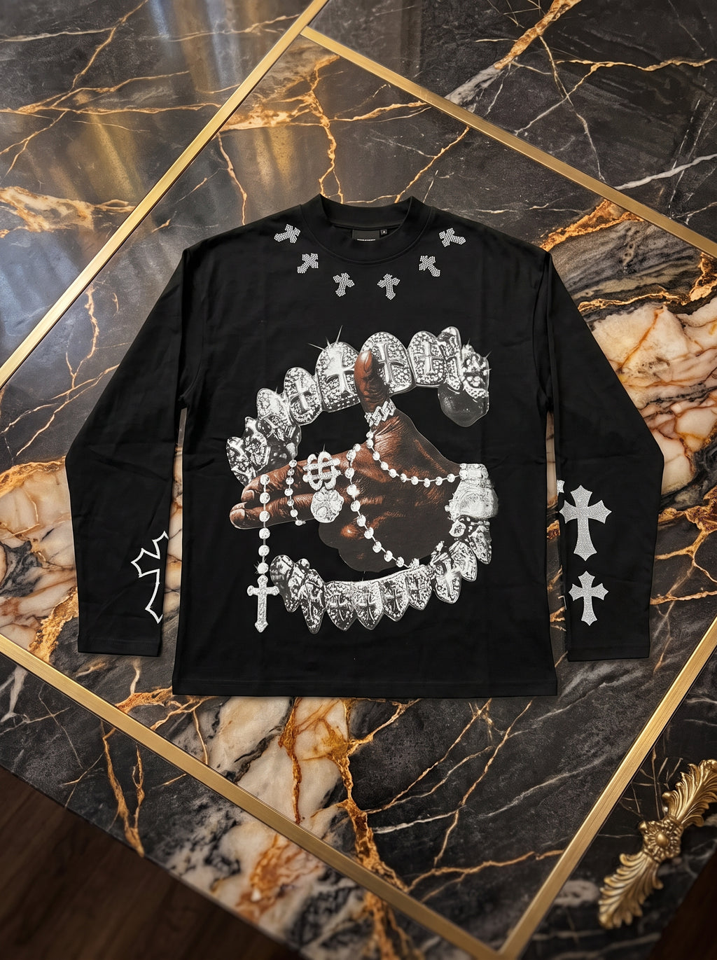 Maglia nera a maniche lunghe con grafica frontale e croci, fotografia reale del capo