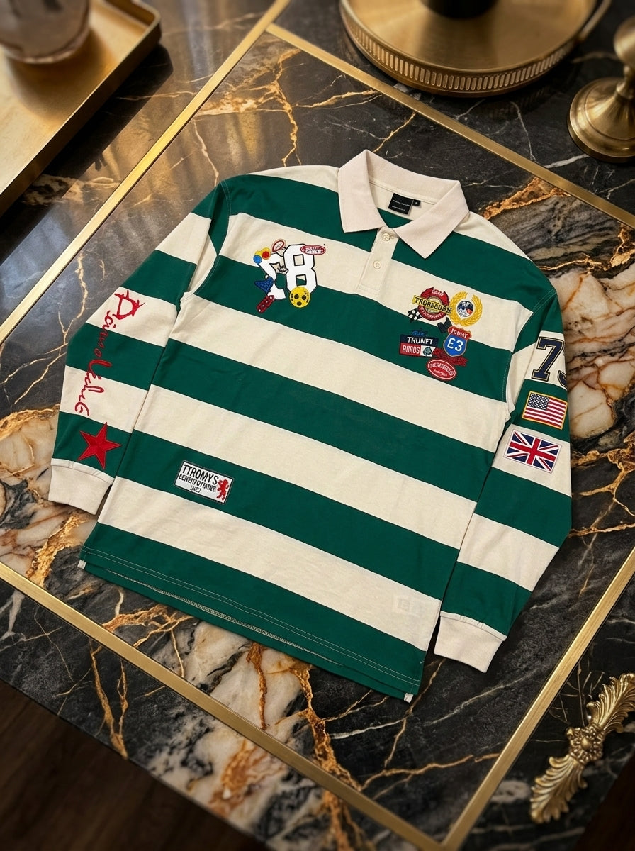 Polo verde e avorio a righe con patch, fotografia reale del capo