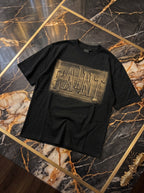T-shirt nera con scritta SAINT dorata, fotografia reale del capo
